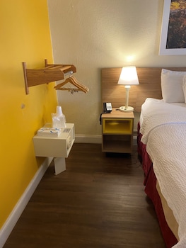 Room, 1 Queen Bed, Accessible, Non Smoking (Mobility/Hearing Impaired)
