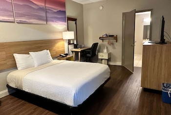 Room, 1 Queen Bed, Accessible, Non Smoking (Mobility/Hearing Impaired)
