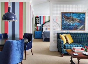 Junior Suite, 1 King Bed, Bathtub (Mobility & Hearing)