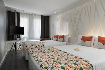 Family Room, Connecting Rooms