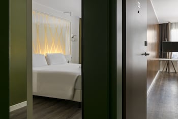 Family Room, Connecting Rooms