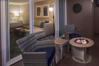 Room, 1 King Bed (with Patio)