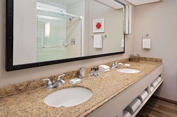Room, 2 Queen Beds, Accessible, Bathtub