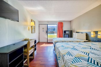 Deluxe Room, 2 Queen Beds, Non Smoking, Refrigerator & Microwave