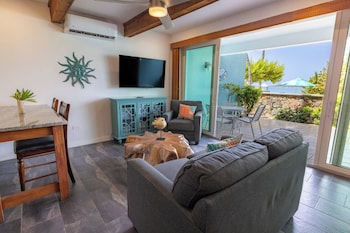 Studio Suite, 1 King Bed, Beachfront