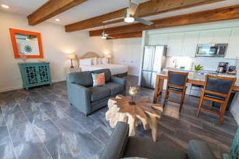 Studio Suite, 1 King Bed, Beachfront