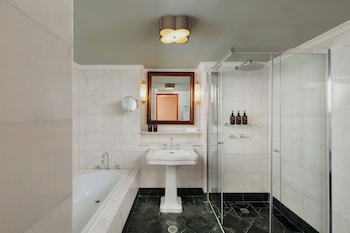 Deluxe Room, 1 King Bed, Mountain View