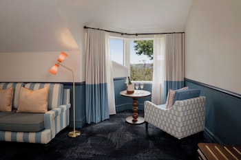 Deluxe Room, 1 King Bed, Mountain View