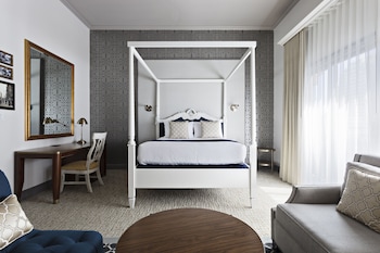 Junior Suite, 1 Queen Bed, Balcony (Fireplace)