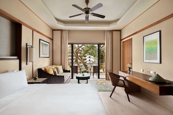 Deluxe Room, 1 King Bed, Garden View