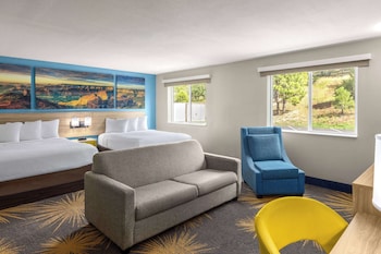 Business Room, 2 Queen Beds, Refrigerator & Microwave