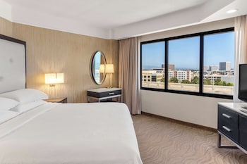 Suite, 1 King Bed with Sofa bed, Corner
