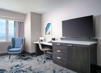 2 Queen Beds Corner, Accessible Bathtub
