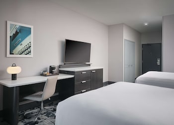1 King Bed Corner, Hearing Accessible RI-S