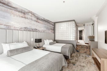 Deluxe Suite, 2 Queen Beds