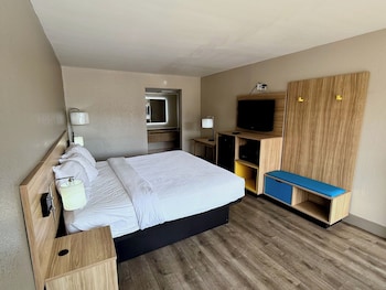 Deluxe Room, 1 King Bed, Non Smoking