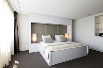 Suite, 1 King Bed, City View