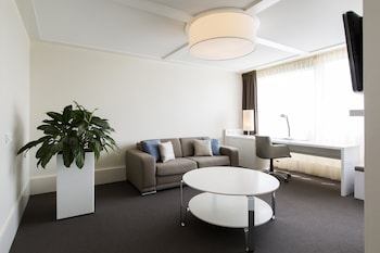 Suite, 1 King Bed, City View