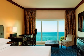 Club Room, 1 Queen Bed, Garden View