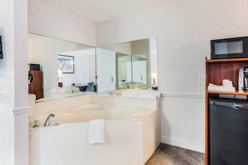 Suite, 1 King Bed, Non Smoking, Hot Tub