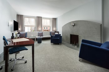 Suite, 1 King Bed, City View
