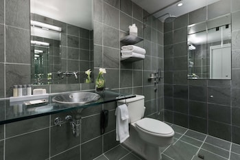 Deluxe Room, 1 Queen Bed, Accessible