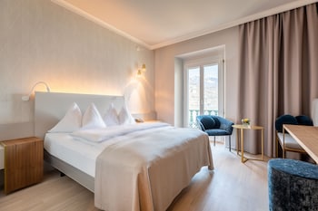 Superior Double Room with Queen Size Bed, lake view and balcony