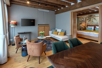 Deluxe Suite, Canal View