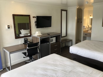 Deluxe Room, 2 Queen Beds, Non Smoking