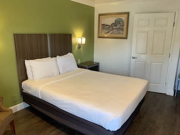 Deluxe Room, 1 Queen Bed, Accessible, Non Smoking