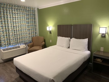 Deluxe Room, 1 Queen Bed, Accessible, Non Smoking