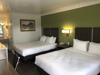 Deluxe Room, 2 Queen Beds, Non Smoking