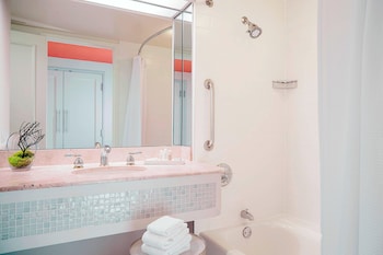 Room, 1 King Bed (Mobility Accessible, Tub)