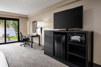 Deluxe Room, 1 King Bed, River View (Pet Friendly by Request)