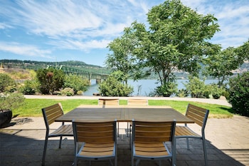 Suite, 1 King Bed, River View (Kitchen & Patio, No Pets)