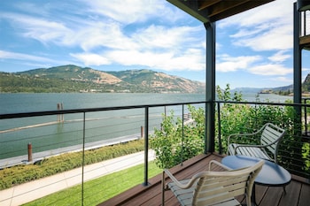 Deluxe Room, 1 Queen Bed, River View (No Pets)