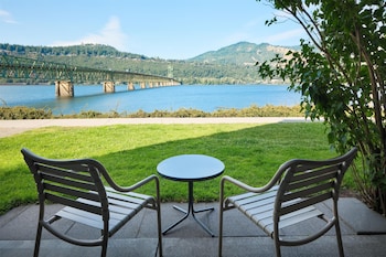 Deluxe Room, 1 King Bed, Patio, River View (Oversized Room, No Pets)