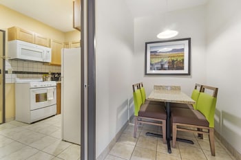 Suite, 1 King Bed, Non Smoking, Jetted Tub (Full Kitchen)