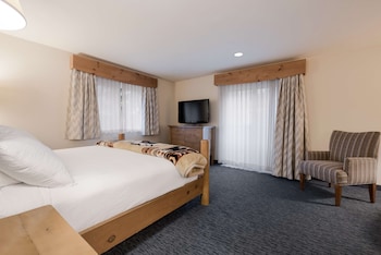 Suite, 1 King Bed, Non Smoking, Balcony (Larger Room)