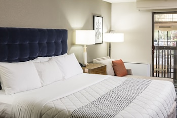 Room, 2 Queen Beds, Balcony, Pool View
