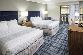 Room, 2 Queen Beds, Poolside