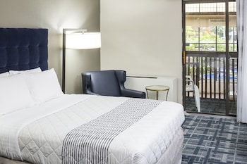 Room, 2 Queen Beds, Balcony, Pool View