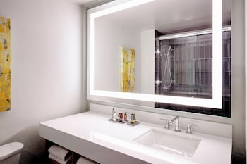 Room, 1 King Bed (Mobility/Hearing Accessible, Tub)