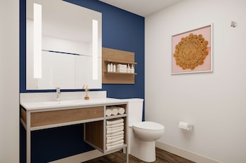 Room, 2 Queen Beds, Accessible (3x3 Shower)