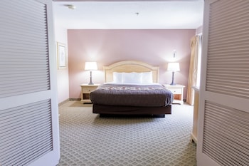 Suite (Parlor)