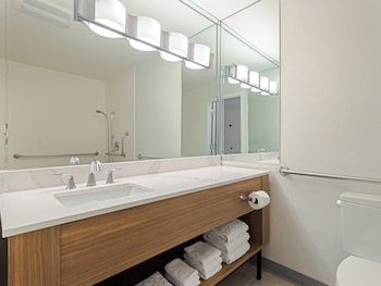 Standard Room, 1 King Bed, Roll-in Shower (Communications, Mobility)