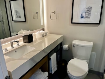 Suite, 1 Bedroom, Non Smoking, Pool View (Mobility Accessible, Roll-In Shower)
