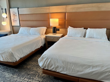 Room, 2 Queen Beds, Balcony, Oceanfront