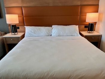 Room, 1 King Bed, Balcony, Pool View