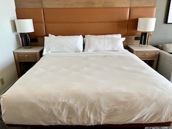 Room, 1 King Bed, Balcony, Pool View